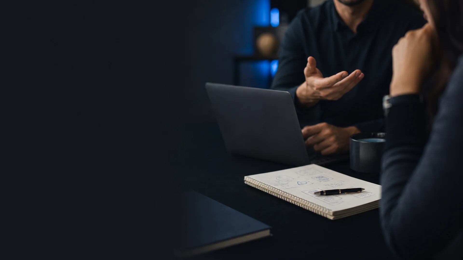 Echange client professionnel autour de questions, notes et ordinateur.